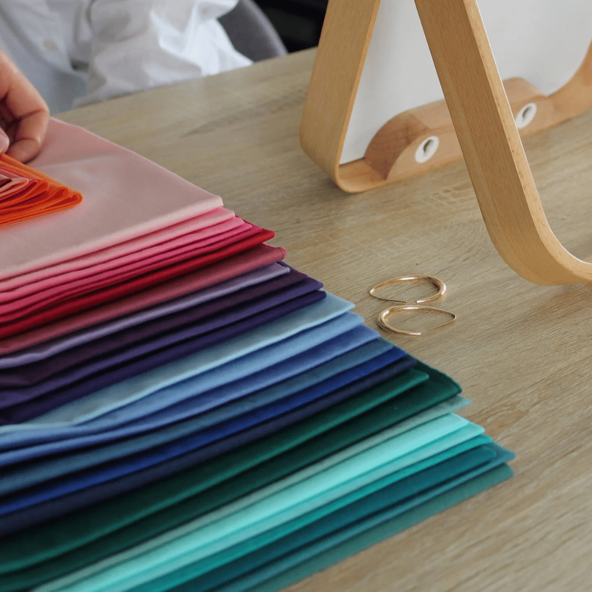 Drapings colorés utilisés lors d'une analyse de colorimétrie à Nice