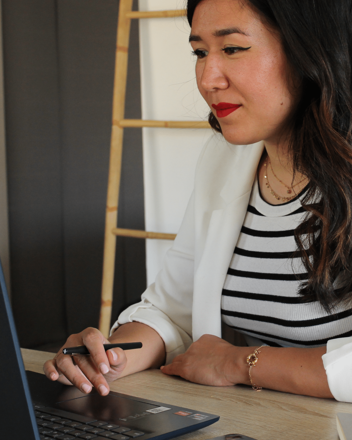 Charlène à son ordinateur, analyse de colorimétrie en ligne à distance