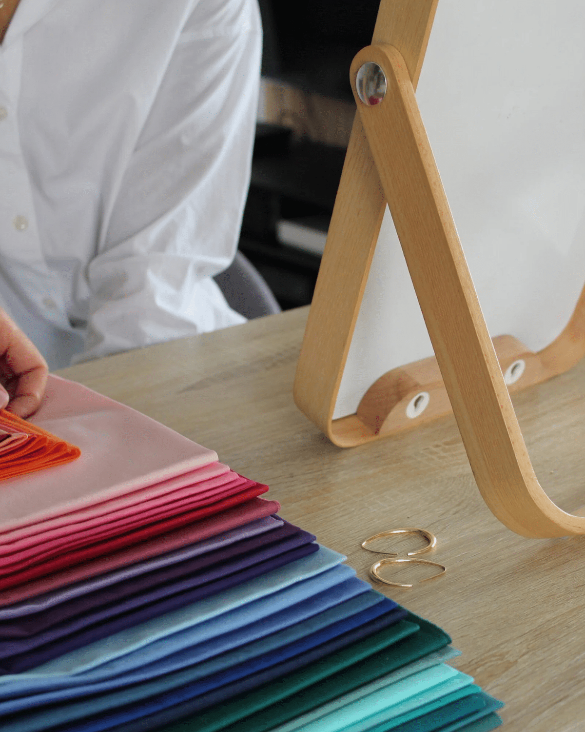 Drapings colorés et miroir lors d'une séance de colorimétrie à Nice