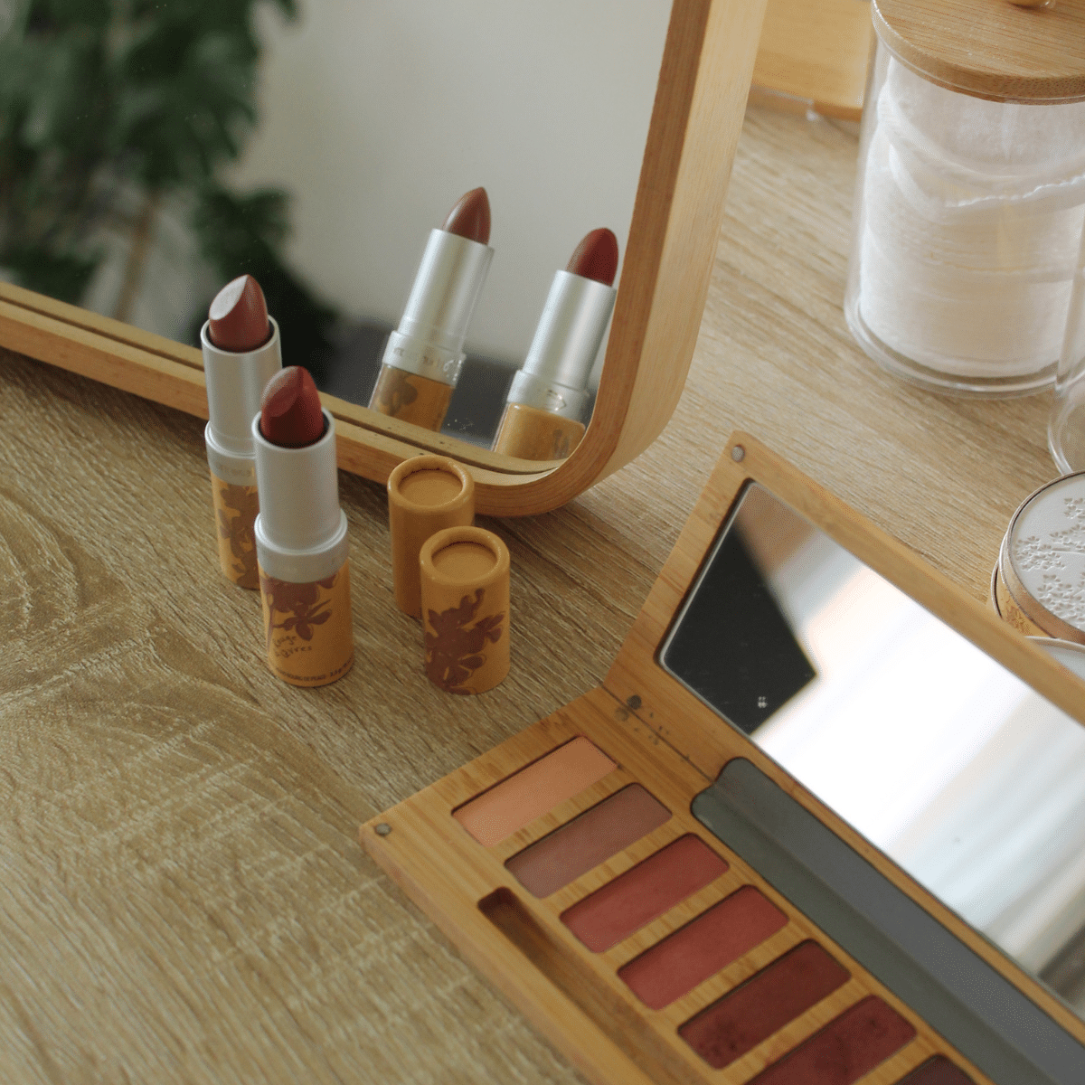 Produits et palette de maquillage aux teintes chaudes pour un cours de maquillage personnalisé