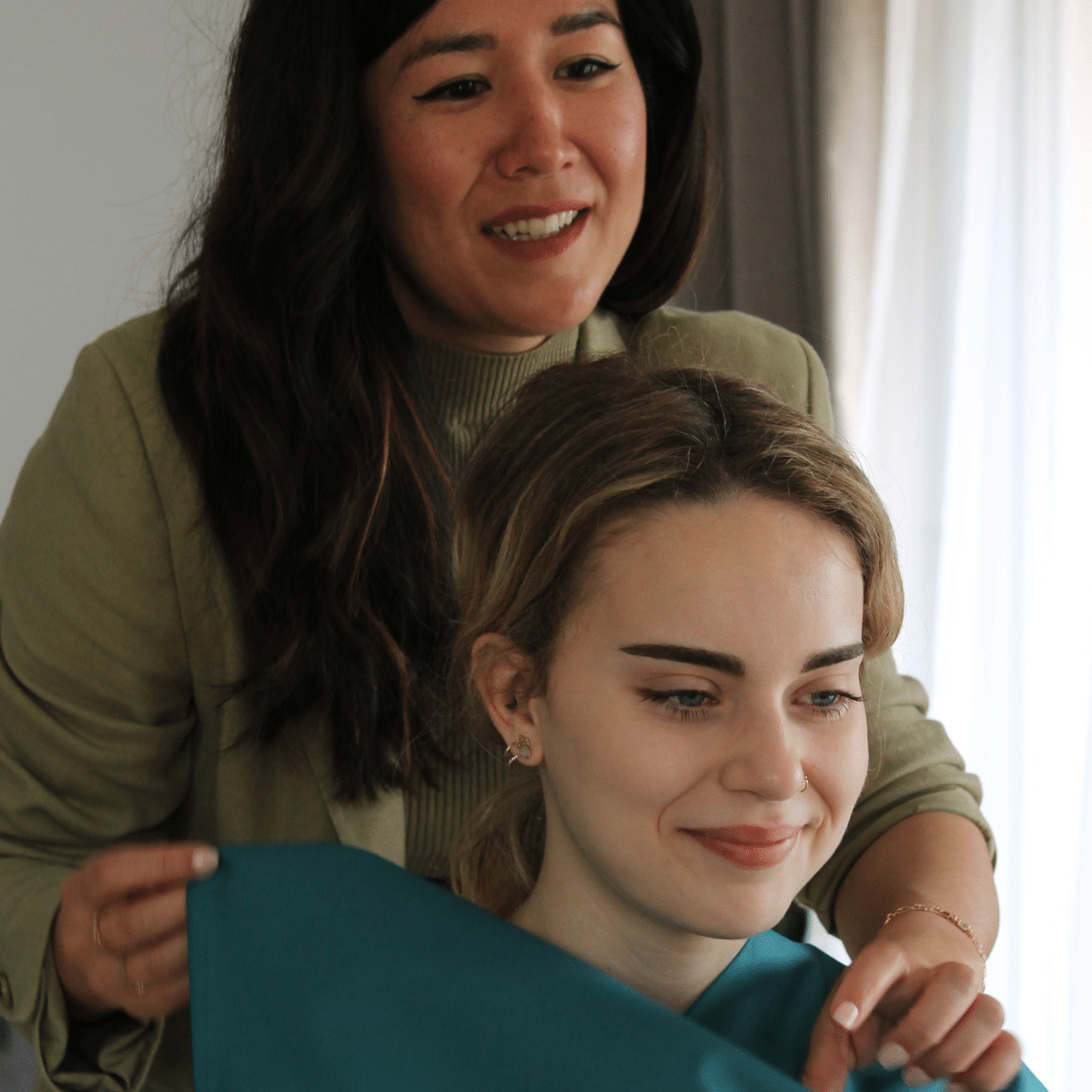 Charlène drape une étoffe turquoise sur le visage d'une cliente lors d'une séance de colorimétrie à Nice