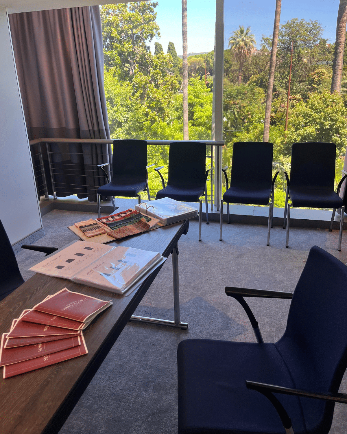 Salle d'atelier conseil en image en entreprise sur la Côte d'Azur, drapings et supports