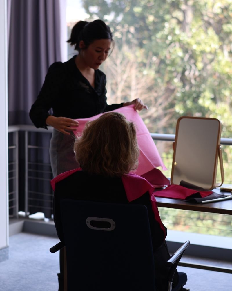 Charlène en plein drapage colorimétrie lors d'un atelier en entreprise sur la Côte d'Azur