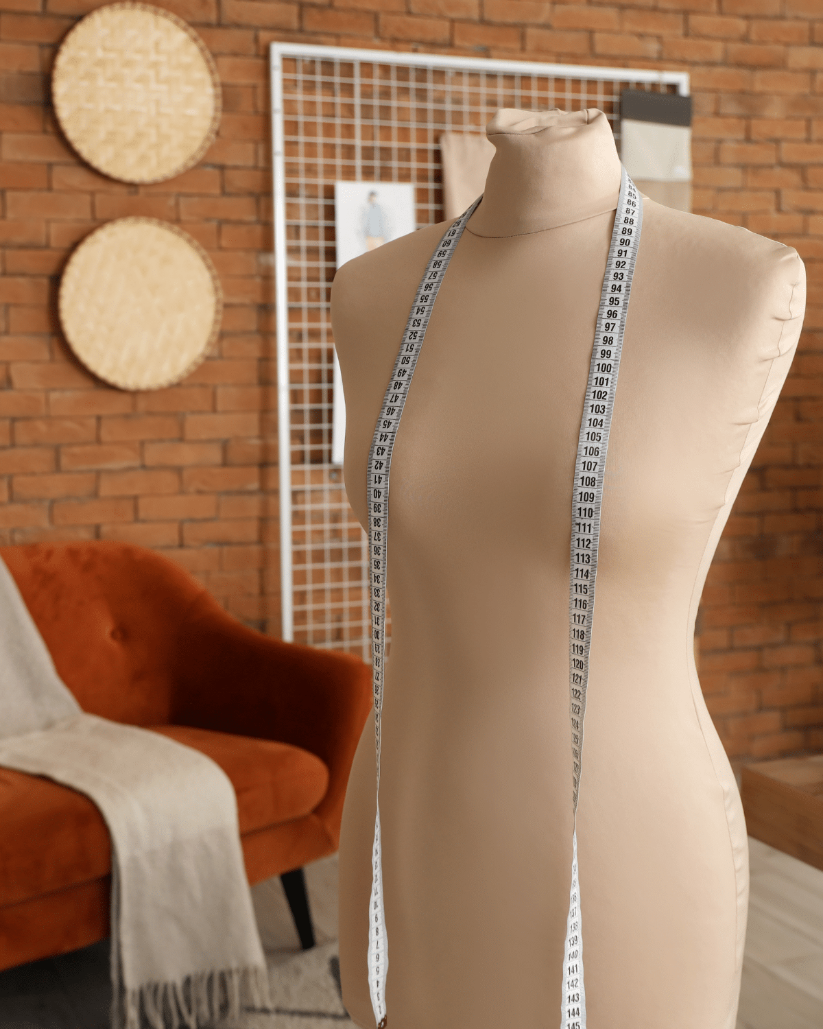 Analyse de morphologie et de style à Nice, sélection de vêtements en boutique